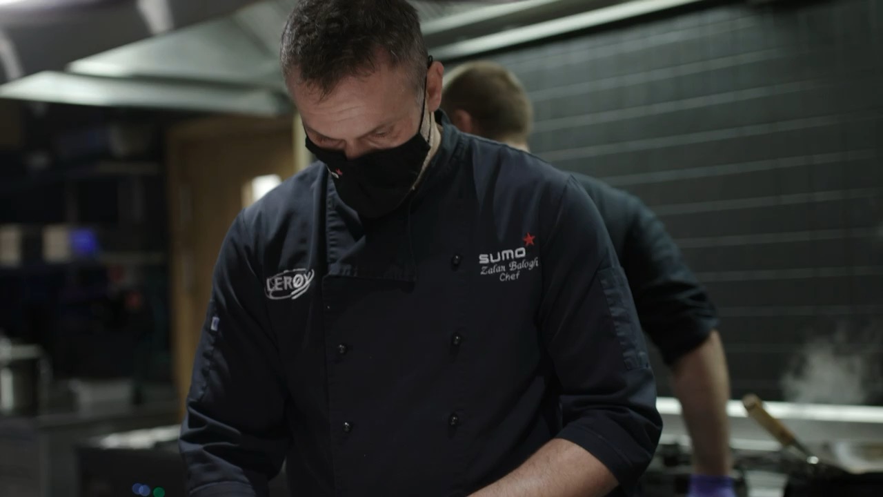 Kokk hos Sumo i Bergen tilbereder sushi